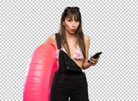 Mujer Joven En Bikini Sorprendida Y Enviando Un Mensaje Archivo PSD Premium