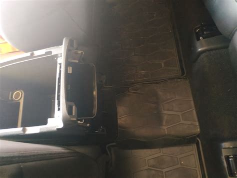 Для второго ряда X-Trail T32 вставил USB разъемы — Nissan X-Trail III ...