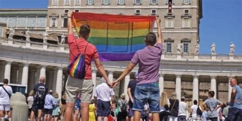 Casal gay polonês estende bandeira do Orgulho no Vaticano pedindo ajuda ao Papa Hornet the