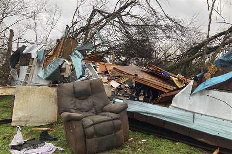Predawn Missouri tornado kills at least 5, sows destruction