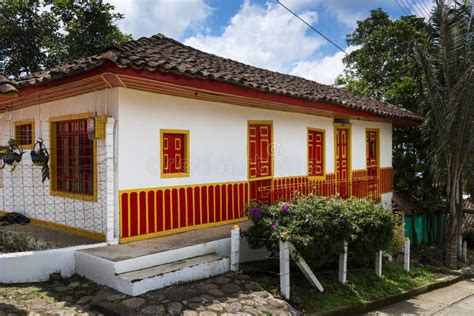 Casa Colonial Tradicional Pintada En Colores Brillantes En La Ciudad