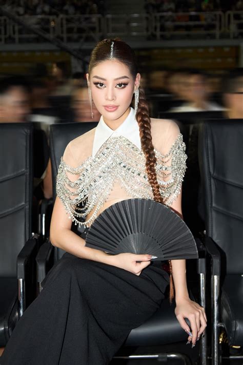 Áo độn vai sơ mi màu nude bí quyết khoe dángkhông lộ của các mỹ nhân