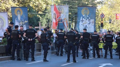 Grupa Ljudi Protestovala Zbog Prajd Etnje Policija Napravila Kordon