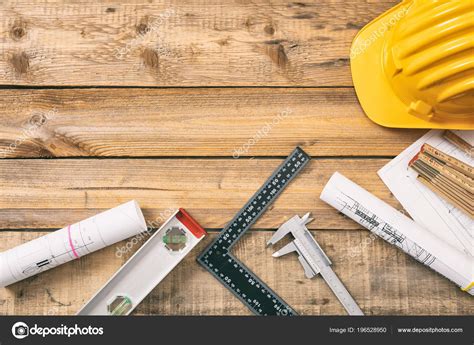 Инструменты на деревянном столе - 97 фото