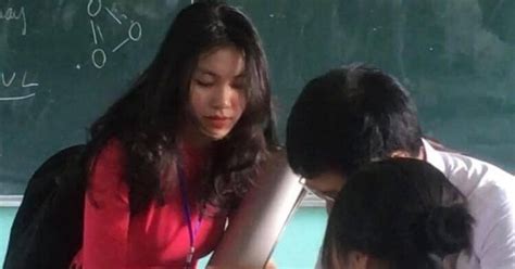 Cô giáo thực tập xinh như hot girl bị học sinh chụp lén
