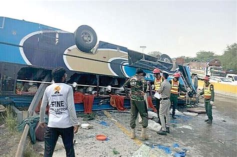 پاکستان کلر کہارموٹروے پر بس کو خوفناک حادثہ،13 مسافر جاں بحق،24 زخمی