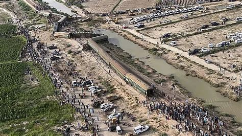 ۳۰ کشته و ۱۰۰ زخمی بر اثر خروج قطار از ریل در پاکستان فیلم