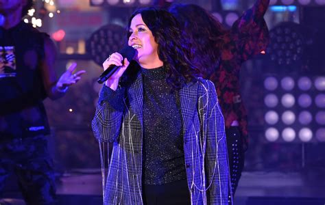 Alanis Morissette Reschedules Manila Concerts For November 2022