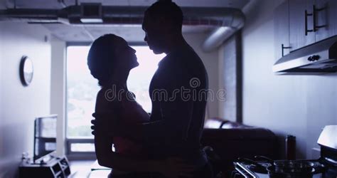 Silueta De Rom Ntica Pareja Negra Y Latina Bes Ndose Y Abraz Ndose En El Apartamento Metrajes