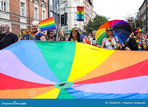 Gente Con Banderas De Arco Iris Durante La Marcha Por La Igualdad Lgbt