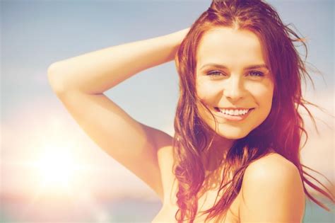 Cerca De Hermosa Mujer En Bikini Sonriendo Foto Premium