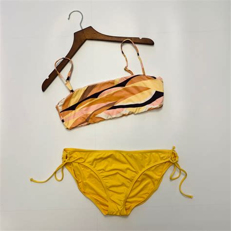 Size L Bikini 2 mảnh màu vàng nhạt áo hoạ tiết dáng quây chất mềm mịn mặc mát siêu co