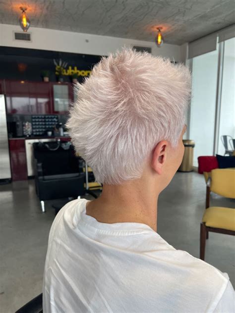 Platinum Blonde Pixie Haircut Platinum Blonde Pixie Platinum Blonde Hair Blonde Pixie Haircut