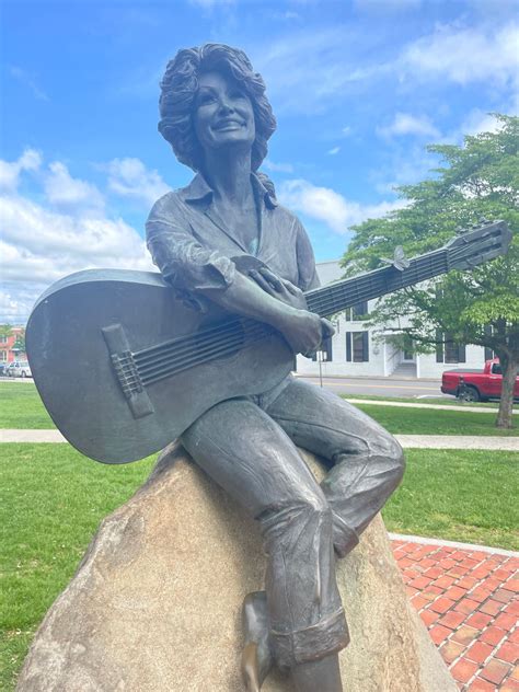 Dolly Parton Statue in Sevierville | Atlas Obscura