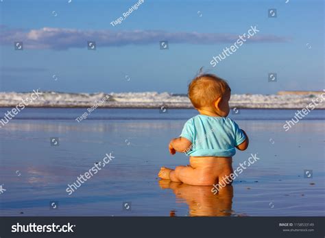 Im Genes De Baby Naked In The Beach Im Genes Fotos Y Vectores De