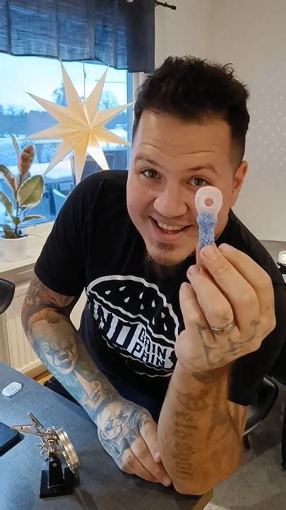 Zoomar in 1000x på en godisnapp - YouTube