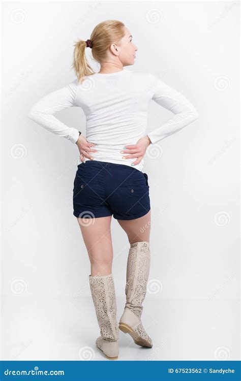 Mooi Jong Blonde In Een Witte Blouse Blauwe Borrels En Het Hoge Laarzen Stellen Stock Foto