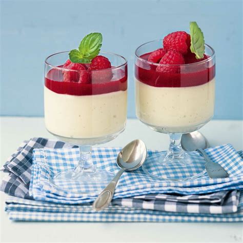 Bayerische Creme mit Himbeersauce Rezept | Küchengötter
