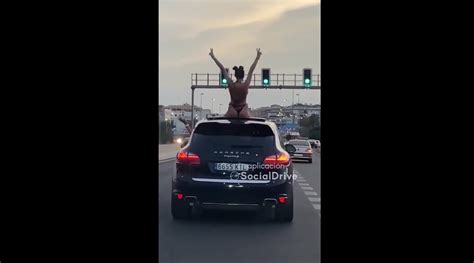 V Deo Una Mujer En Bikini Sentada En El Techo De Un Coche En Marcha
