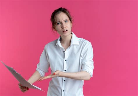 Jeune Fille Russe Blonde Agac E Tient Et Pointe Des Feuilles De Papier Isol Es Sur Un Espace