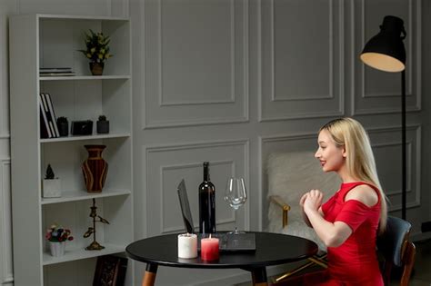 Amour Virtuel Jolie Fille Blonde En Robe Rouge Distance Avec Du Vin Et Des Bougies Excit Es