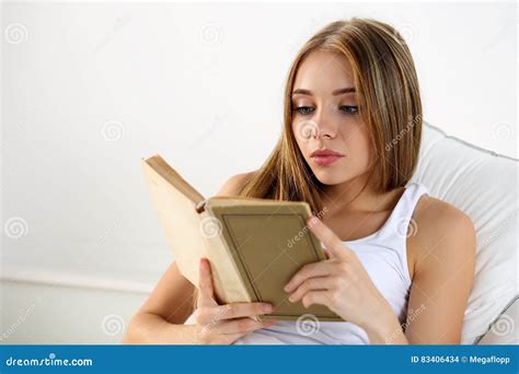 Jeune Belle Femme Blonde Se Situant Dans Le Lit Lisant Le Vieux Livre Photo Stock Image Du