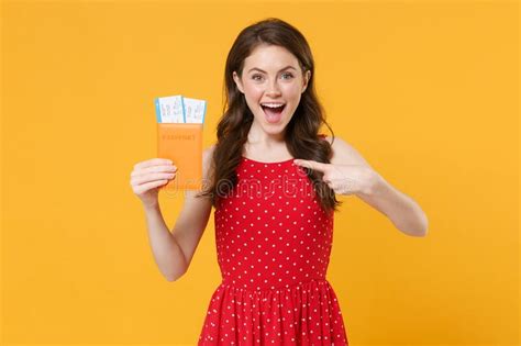 Jovencita De Brunette Emocionada Con Vestido Rojo De Verano Posando Aislada En Estudio De Fondo