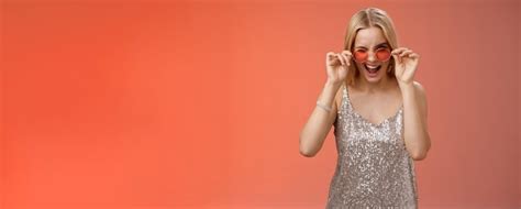 Sassy Insouciante Audacieuse Jeune Fille Blonde Avec Un Clin D Effront Souriant Assertif