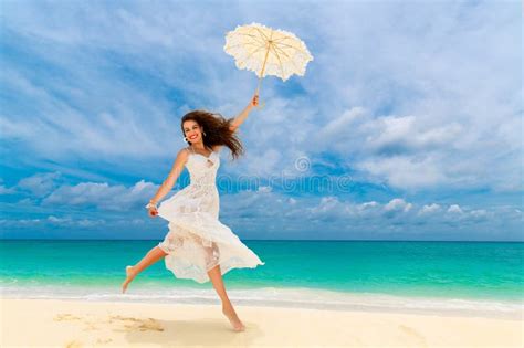 Pin Herauf Schöne Junge Frau Im Roten Bikini Auf Einem Tropischen Strand Stockbild Bild von