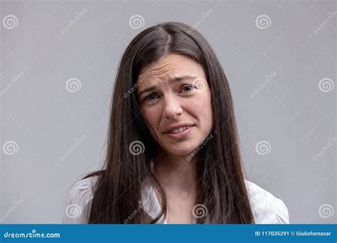 Junger Langhaariger Brunette Mit Schiefem Gesicht Stockbild Bild Von Zinsen Br Nette