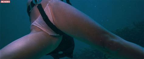 Auretta Gay Nua em Zombi 2 A Invasão dos Mortos Vivos