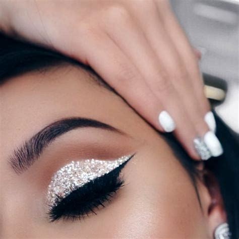 50 Flawless Silver Eye Makeup Looks You Need To Try Com Imagens Maquiagem Dos Olhos De