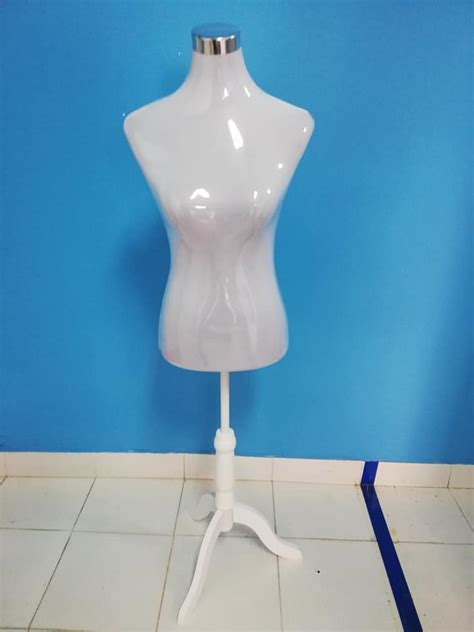 Manequim feminino para exposição completo cor branco Busto mais base em