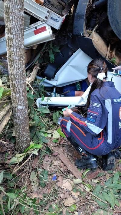 Atualiza O Caminh O Tomba E Deixa Duas V Timas Presas A Ferragens Em