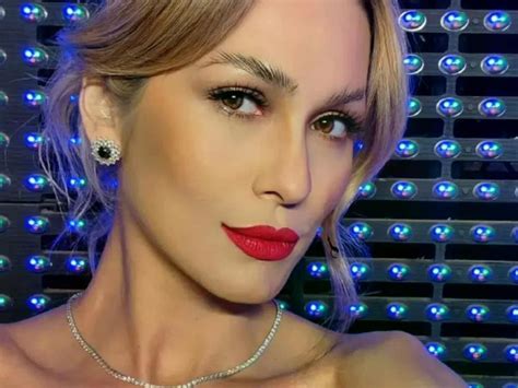 De Lingerie L Via Andrade Exibe Corp O Na Web E Ati A F S Perfeita