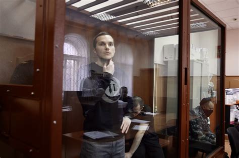 Троим адвокатам Навального продлили арест по делу об участии в ...