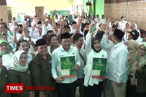 Maju Pilkada Sidoarjo H Subandi Mimik Idayana Mendaftar Ke DPC PKB