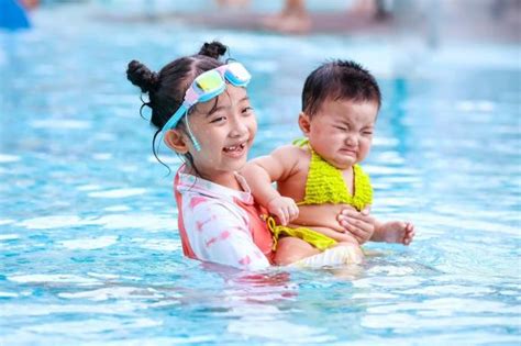 Con gái Khánh Thi diện bikini cực yêu biểu cảm khi bơi cùng chị gái khiến ai cũng bật cười