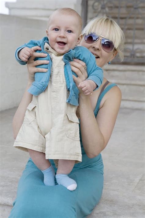 Gl Ckliche Blonde Mutterholding Ihr Sch Tzchen Stockfoto Bild Von Menschlich Sch N