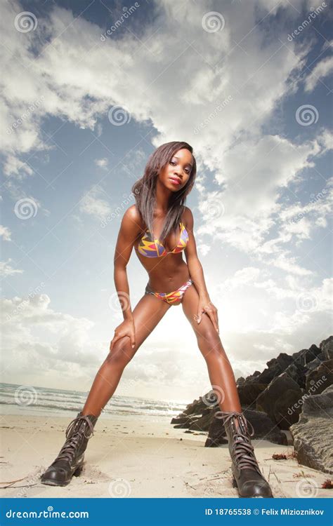 Aantrekkelijke Vrouw In Een Bikini Stock Foto Image Of Mooi Dame