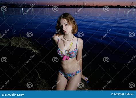 La Posa Di Modello Del Bello Bikini Contro Un Buio Fotografia Stock Immagine Di Tropicale
