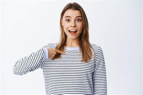 Joyeuse Fille Blonde Se Pointant Sur Elle même Et Ayant L air Pleine D espoir Faisant Du