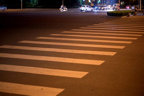 斑马线夜晚人行横道水平画幅市区路陆用车交通户外沥青小路摄影素材汇图网