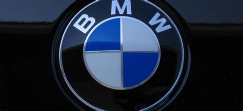 Значок BMW: как появился логотип, что означает расшифровка аббревиатуры
