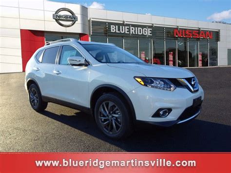 2016 Pearl White Nissan Rogue