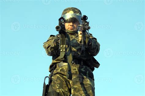 Army soldier with machine gun 18941905 Stock Photo at Vecteezy