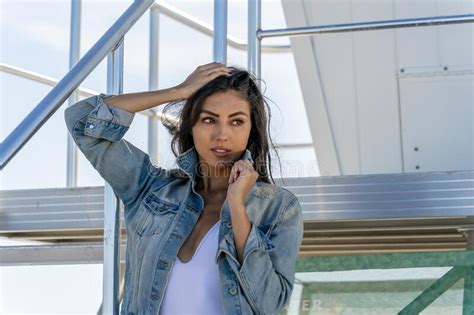 Precioso Bikini De Raza Mixta Modelo Posando Al Aire Libre En Una Playa Del Caribe Imagen De