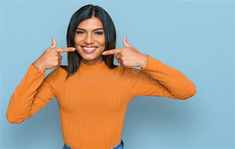 Mulher Transexual Latina Vestindo Roupa Casual Sorrindo Alegre E Apontando Os Dentes E