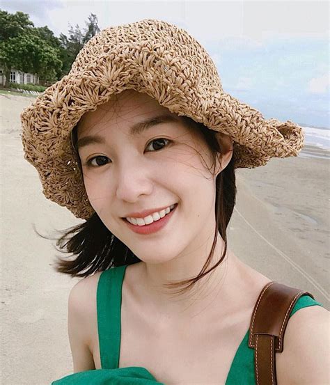 Tưởng cầu kì nhưng đồ makeup hàng ngày của hot girl số Thái Lan Pimtha lại đơn giản vô cùng