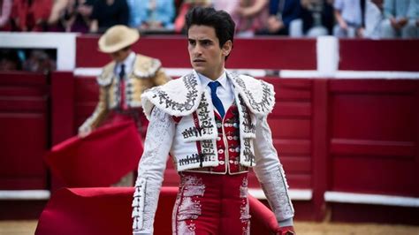 Imagen De Un Torero O Matador Con Ropa Tradicional Y Tela Roja Foto